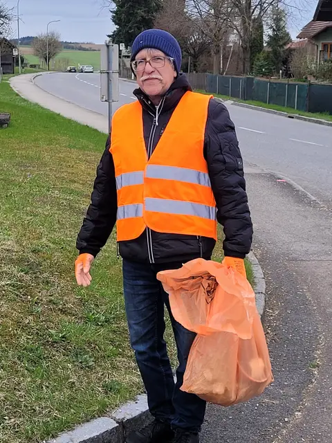 Auch Alfred Buchetitsch unterstützte die Aktion Frühjahrsputz 2026 tatkräftig. | Foto: Brigitte Thallauer