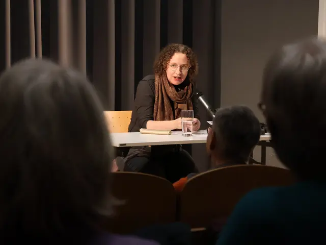 >wie lässt sich eine Stadt lesen ?< von und mit Siljarosa Schletterer