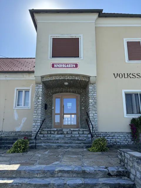 Nach dem Dach soll der Rest des Kindergartens saniert werden. | Foto: Elisabeth Kloiber