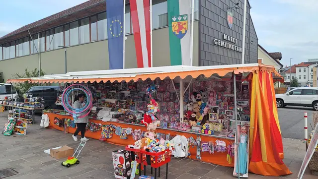 Die unterschiedlichen Marktstände werden in den frühen Morgenstunden auf und rund um den Marktplatz Hausmannstätten aufgebaut bevor der Besucheransturm am Feiertag startet.