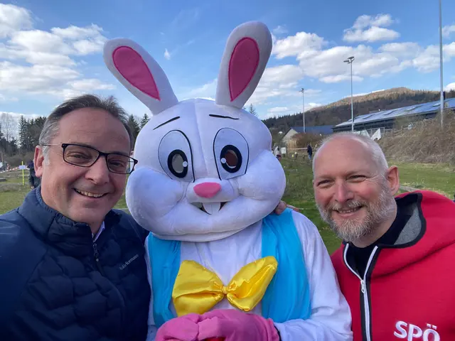 LAbg. Roland Meisl und Vizebürgermeister Christian Haslauer mit dem Osterhasen. | Foto: SPÖ Oberalm