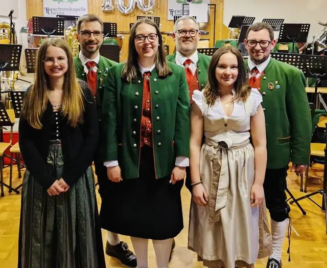 Miriam Waschl, Leonie Silberbauer und Lilian Leb mit Kapellmeister Christian Ludl und Rudolf Leb und Obmann Wolfgang Steininger. | Foto: Trachtenkapelle Theras