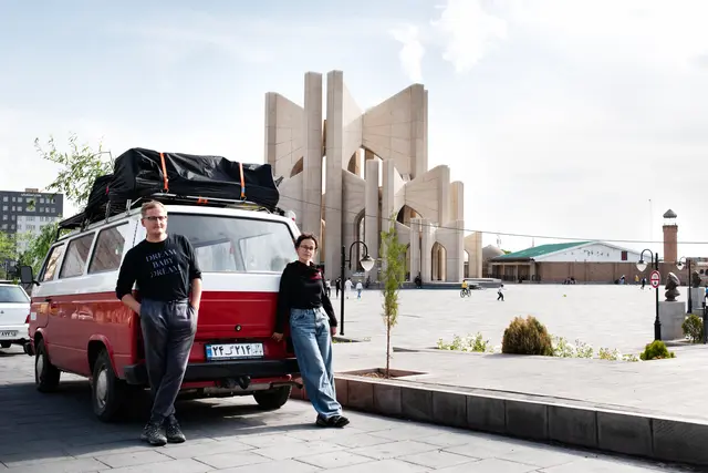Der Falter-Reporter Lukas Matzinger und die Radiojournalistin und Fotografin Olivia Wimmer haben ihre gemeinsame Reise durch Zentralasien in dem Buch "Ohne Kalaschnikow schlaf ich schlecht" festgehalten.  | Foto: amir_h_htm