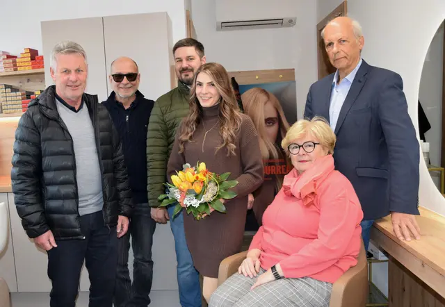  Die Jungunternehmerin 4.v.l. mit Bgm.Bernd Hermann, Vizebgm.Robert Sackl, GR Andreas Vondrak, Günther Krainer und Silvia Bichler
 | Foto: MeinBezirk/Josef Strohmeier