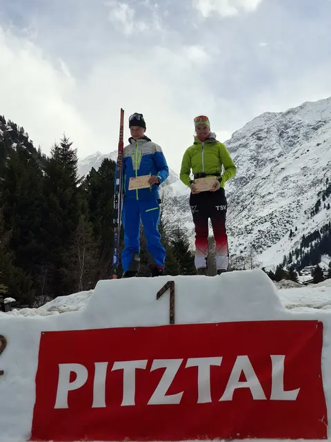 Siegerehrung im Pitztal: Hannah Hauser freut sich über ihren Erfolg und einen weiteren Podestplatz.