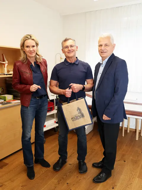 Bürgermeister Johann Zeiner und Vizebürgermeisterin Michaela Haidvogel dankten Dr. Martin Seifert für seinen Einsatz als Allgemeinmediziner in Maria Enzersdorf und wünschten ihm für die Pension alles Gute. | Foto: Marktgemeinde Maria Enzersdorf