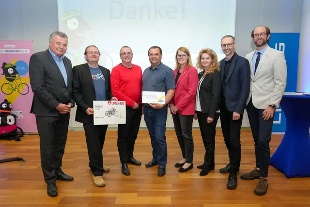 Dritter Platz für die KEM Mattigtal (im Bild v. l.): Günther Steinkellner, Markus Dutzler, Reinhard Pfleger, Albert Troppmair, Gabriele Knauseder, Jutta Rinner, Norbert Rainer und Fabian Caesar Wenger. | Foto: Fotokerschi