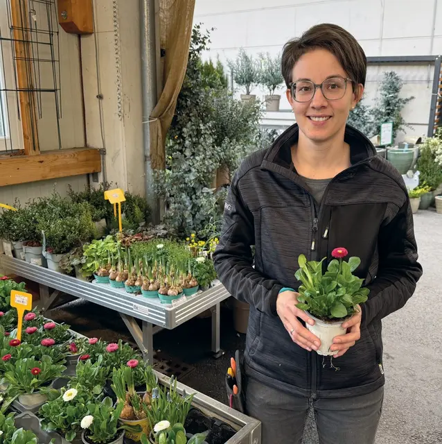 Christina Wiener von Lagerhaus Anger gibt wertvolle Düngertipps. | Foto: Landring
