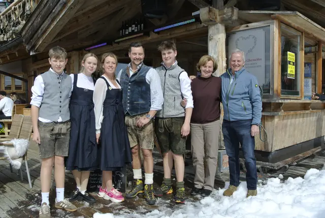 Familienbetrieb Horngacher: Luis, Marie, Johanna, Georg, Georg, Hanni und Georg (v.l.).  | Foto: Brigitte Eberharter