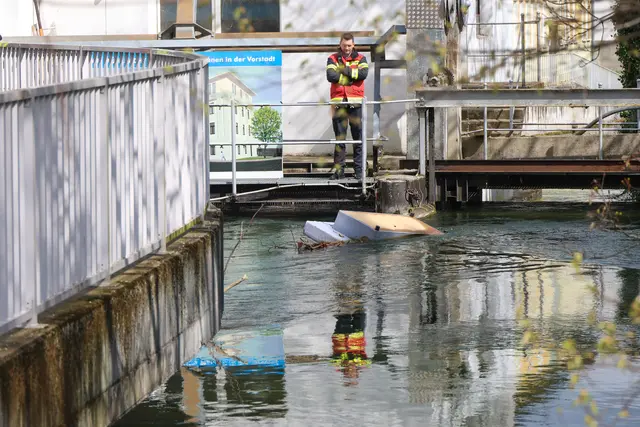 Die Feuerwehr musste eine Couch aus dem Welser Mühlbach fischen.