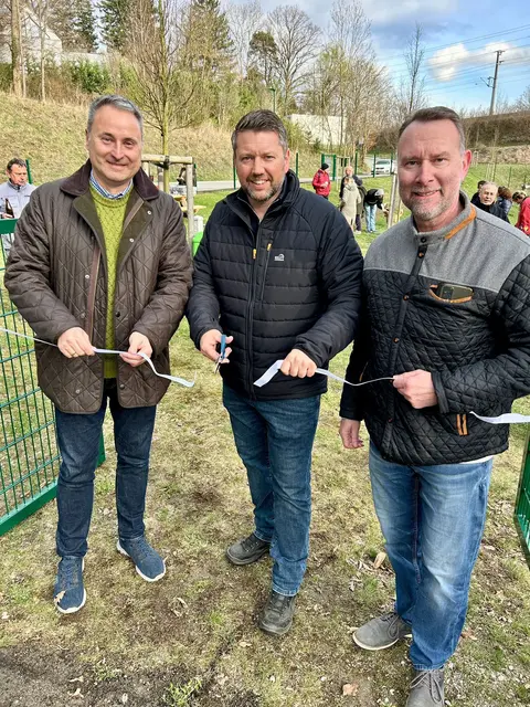 Und schnipp: die neue Hundezone in Tullnerbach ist offiziell eröffnet. | Foto: Gem. Tullnerbach / Porteder