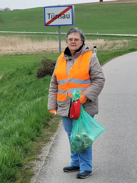 Theresia Bechtel befreite auch die Straßenränder in Türnau vom Müll. | Foto: Brigitte Thallauer