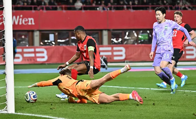 Tormann Patrick Pentz konnte den Ball nicht festhalten, er drohte ins Tor zu rollen. Doch mit einem Hechtsprung wurde auch Pentz zum Helden des Abends für Österreich. | Foto: 	APA-Images / AFP / JOE KLAMAR
