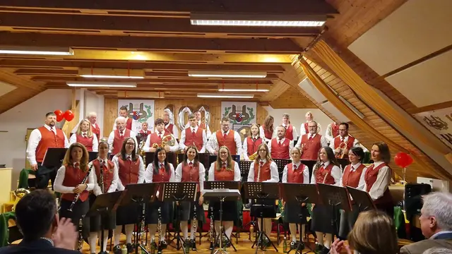 Die Trachtenkapelle Theras begeisterte beim 33. Frühjahrskonzert mit einem abwechslungsreichen Programm. | Foto: Trachtenkapelle Theras