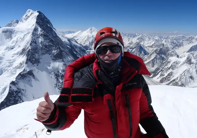 Hans Wenzl beim Aufstieg zum K2 im Jahr 2019, im Hintergrund ist der Broad Peak zu sehen | Foto: Hans Wenzl