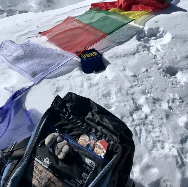 Wenzls Rucksack am K2 mit dem Foto von Heike, Hannah und Helena Göschl im Gepäck | Foto: Hans Wenzl