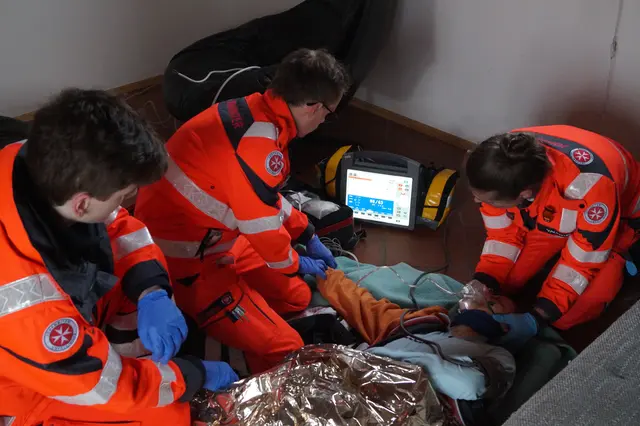 Ein Einsatzteam der Johanniter Tirol im Rettungsdienst. Schnelle Hilfe vor Ort sichert die Versorgung von Patienten.
 | Foto: Thomas Tschigg / Johanniter/ Symbolbild 