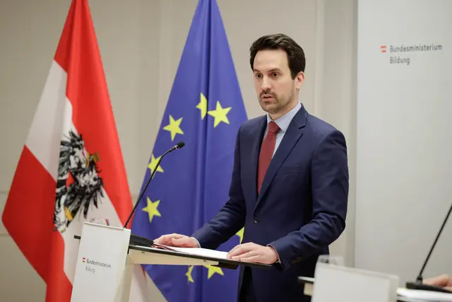 Wiederkehr spricht bei den neuen Lehrplänen von einem Kompromiss, der für Schüler und Schülerinnen von Vorteil sein soll.  | Foto: Sade Jerabek