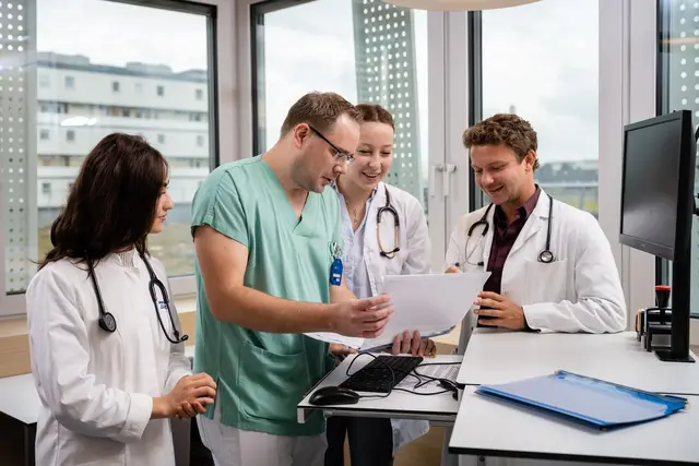 KL-Medizinstudierende im direkten Austausch mit den Kliniker:innen | Foto: KL/K. Ranger