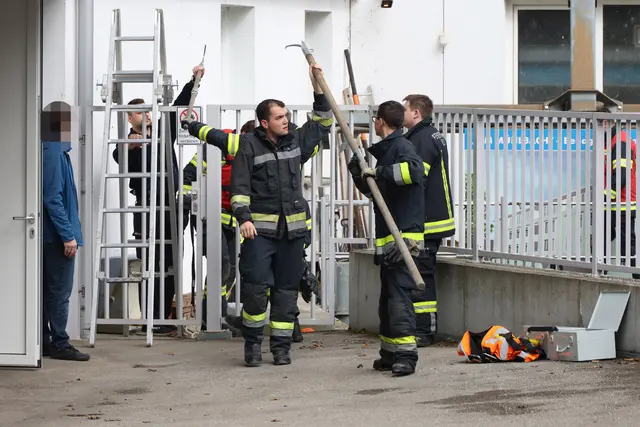 Die Feuerwehr musste eine Couch aus dem Welser Mühlbach fischen.