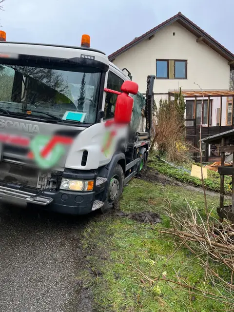 Lkw steckt fest, Einsatzkräfte befreien Fahrzeug in Fünkhgasse