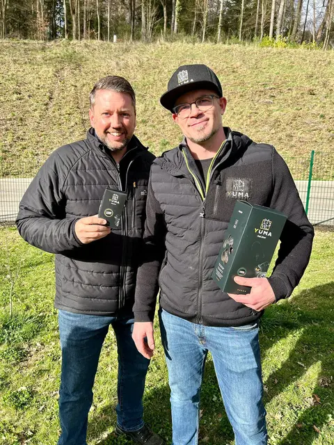 Fleischhauer Rudolf Ströbel und Bürgermeister Paul Porteder mit der Tullnerbacher Hundefutter-Linie "Yuma". | Foto: Gem. Tullnerbach / Porteder