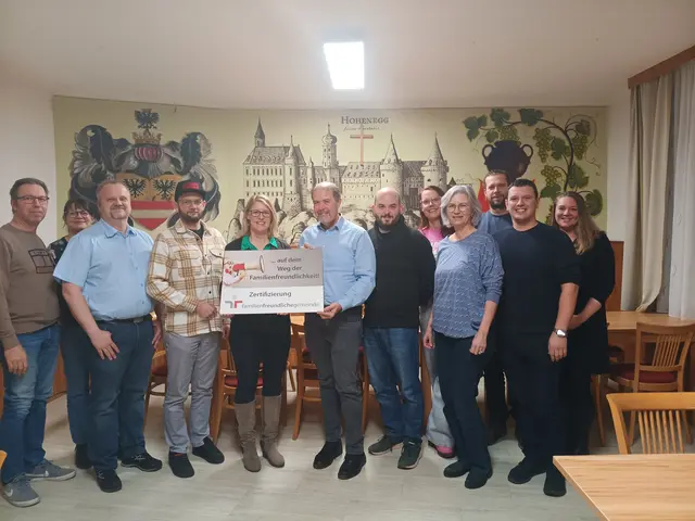 Bürgermeister Stefan Gratzl (7.v.r.) und Irene Kerschbaumer von der Dorf- und Stadterneuerung (4.v.r.) hielten den Workshop ab. | Foto: Hafnerbach