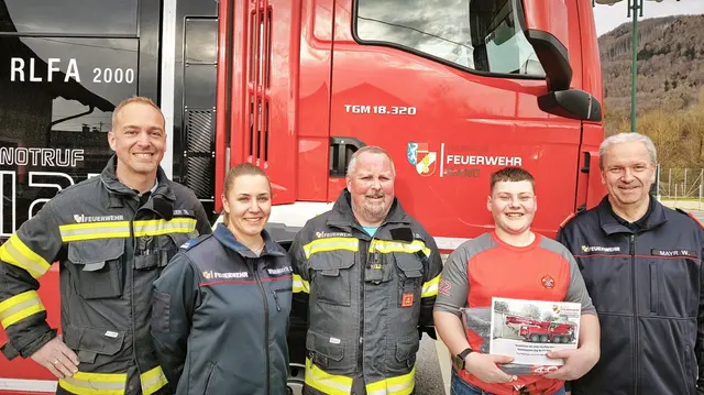 Foto: (v.l.n.r.) OBI Thomas Auer (1. Stv. des Feuerwehrkommandanten), OBM d.F. Eva Maria Brunnmayr(Jugendbetreuerstellvertreter), HBI Dietmar Klammer (Feuerwehrkommandant Sand) Jugendfeuerwehrmann Matthias Tichi und Landesfeuerwehrrat OBR Wolfgang Mayr.