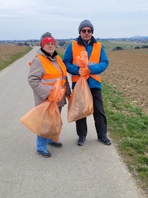 Beim Handlkreuz sammelten Theresia und Franz Bechtel fleißig den Müll. | Foto: Brigitte Thallauer