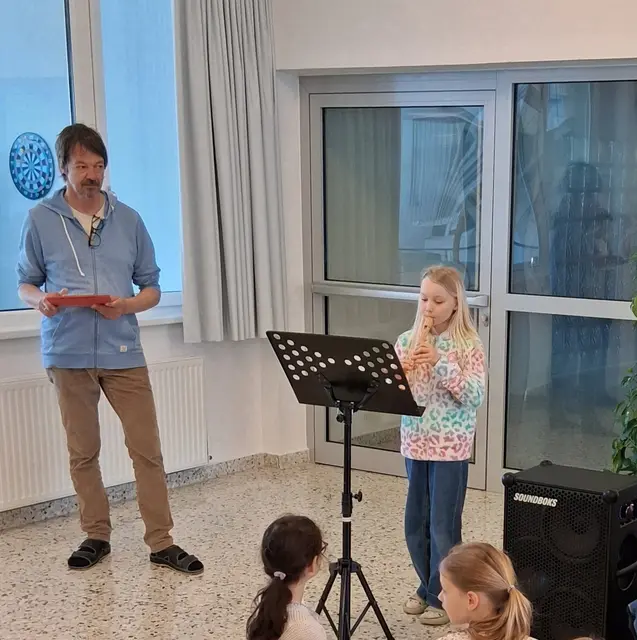 Nach der Siegerehrung für die Schüler/innen sorgte eine junge Dame für einen großartigen Show Act als Überleitung für die Siegerehrung der Pädagoginnen und Begleitlehrerinnen.