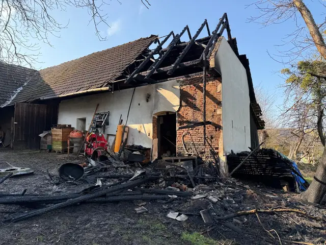 An dem betroffenen Gebäude entstand schwerer Sachschaden. | Foto: Feuerwehr Welten