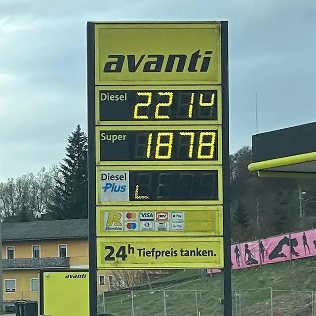 B67 – LB: Landscha bis Spielfeld
Avanti – Spielfeld
27.03.: Diesel: € 2,214 / Super 95: € 1,878
30.03.: Diesel: € 2,222 / Super 95: € 1,897
01.04.: Diesel: € 2,289 / Super 95: € 1,979
2. April 2026: Diesel € 2,137 / Super 95: € 1,809 (Preissenkung eingehalten)
 | Foto: Semlitsch