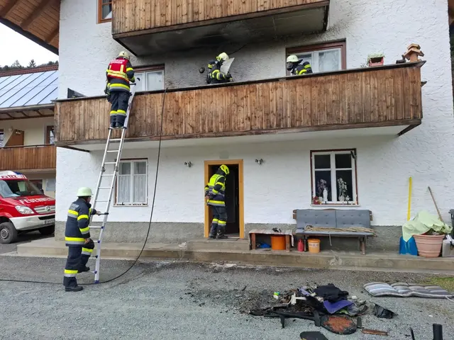 Feuer bricht auf Balkon in Kraschach aus