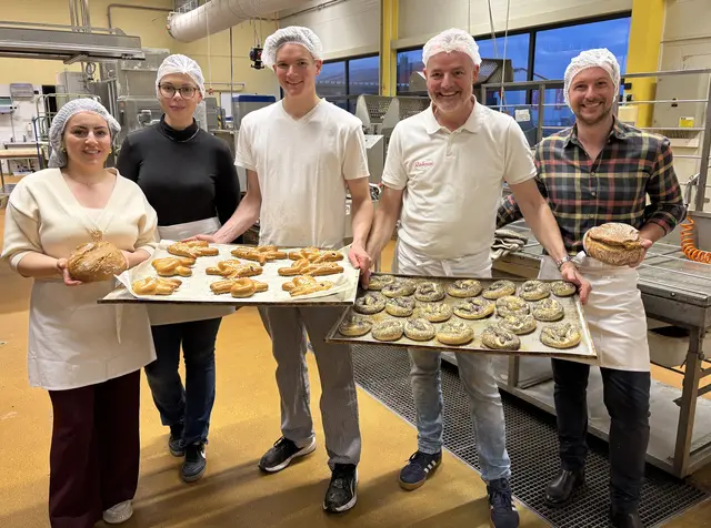 JW-Bezirksvorsitzender Florian Schell (l.) gemeinsam mit Martin Rohrer und Maximilian Rohrer sowie Julia Breitwieser und Sarah Spitzbart von der Jungen Wirtschaft Wels bei der Betriebsbesichtigung in der Bäckerei Rohrer.
 | Foto: MeinBezirk/Susanne Traxler