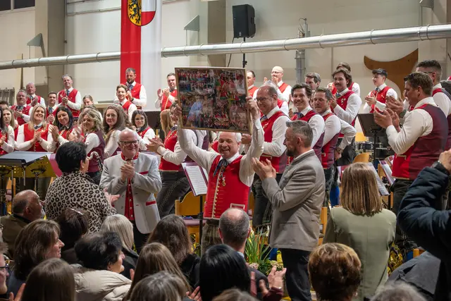 Applaus für Kapellmeister Josef Graggaber, der den Taktstock der Trachtenmusikkapelle (TMK) Unternberg  an seinen Nachfolger übergeben hat. | Foto: Lukas Korbuly