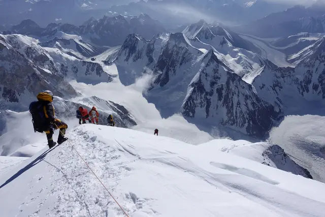 Dieses Bild zeigt Bergsteiger beim Abstieg vom K2 | Foto: Hans Wenzl