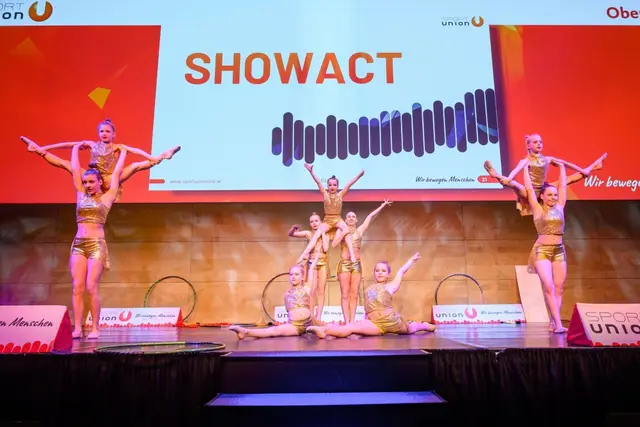 Die Gymnastinnen der Sportunion Mühlbach begeisterten mit einer beeindruckenden Show in der Rhythmischen Gymnastik, die sie gemeinsam mit ihrer Trainerin Edith Parzmayr (Spartenreferentin derSportunion Oberösterreich, Sektionsleiterin Turnen | Rhythmische Gymnastik Sportunion Mühlbach, Vizepräsidentin von Turnsport OÖ) einstudiert hatten. | Foto: cityfoto.at