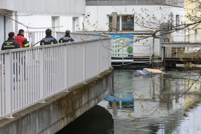 Die Feuerwehr musste eine Couch aus dem Welser Mühlbach fischen.