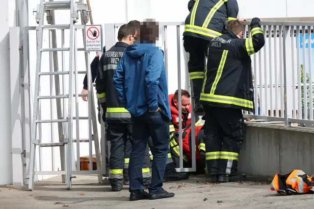 Die Feuerwehr musste eine Couch aus dem Welser Mühlbach fischen.