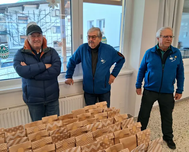 Impressionen die EC Oberndorf Crew macht sich zur Verteilung der 96 Medaillen und der Sachpreise bereit.
Die Ruhe vor dem Sturm, vl. Alois Adelsberger, Georg Brunner und Rudi Volstuben.
