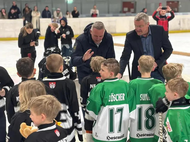 LH Kunasek und Bgm. Tonner gratulierten dem Hockey-Nachwuchs. | Foto: NHL