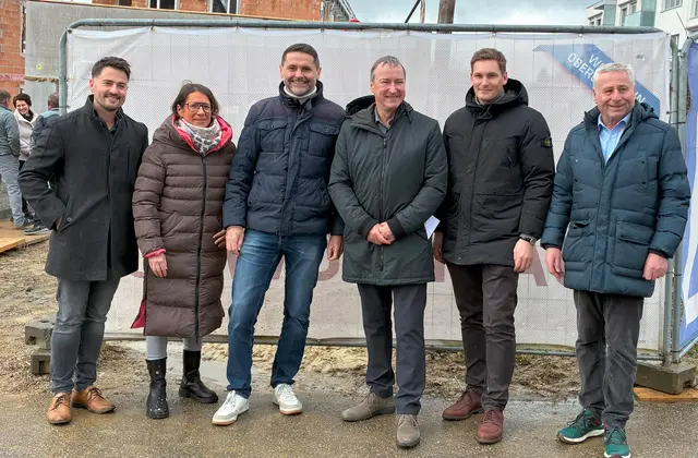 Christoph Keplinger (OÖ Wohnbau), Amtsleiterin Karin Fellhofer, Bürgermeister Andreas Lindorfer, Robert Eckmair (Geschäftsführer OÖ Wohnbau), Matthias Schütz (Geschäftsführer Priesner Bau) und Vizebürgermeister Franz Hötzendorfer (v. l.). | Foto: OÖ Wohnbau