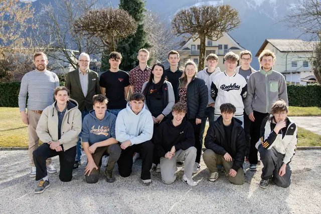 18 angehende Tischler stellten sich in Spittal dem Bezirkslehrlingswettbewerb und arbeiteten unter Zeitdruck und nach klaren Vorgaben.  | Foto: WKK | PSB-Media