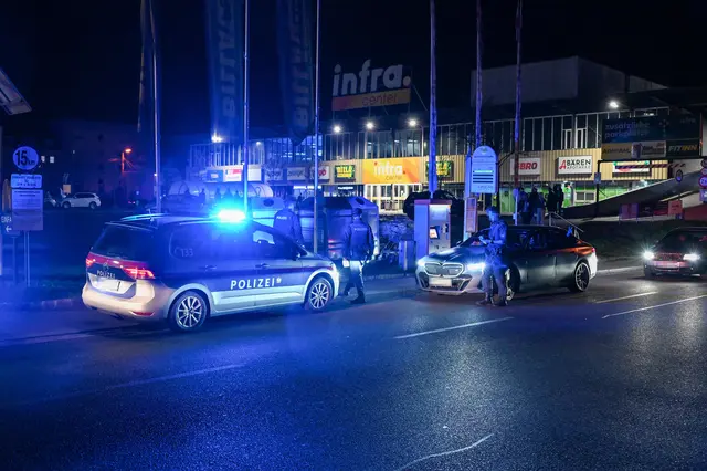 Bei einer unangemeldeten Veranstaltung feierten bosnische Fußballfans Dienstagnacht die WM-Quali ihres Landes beim Infracenter. Es kam zu Verkehrsbehinderungen.  | Foto: Fotokerschi/Amato Gabriel