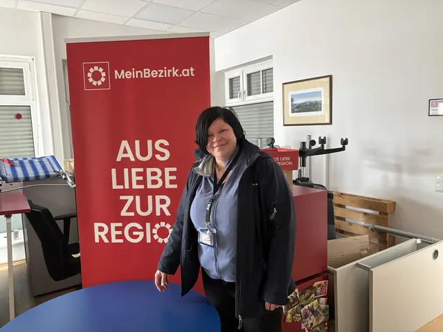 Sandra Blum in der derzeit unordentlichen MeinBezirk-Redaktion. Ob sich bei der arhäologischen Grabung etwas Historisches findet? | Foto: Schauer