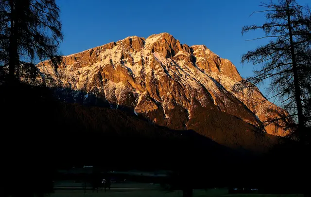 Sonnenuntergang mit Blick gegen die Hohe Munde 2.662 m bei Telfs.
