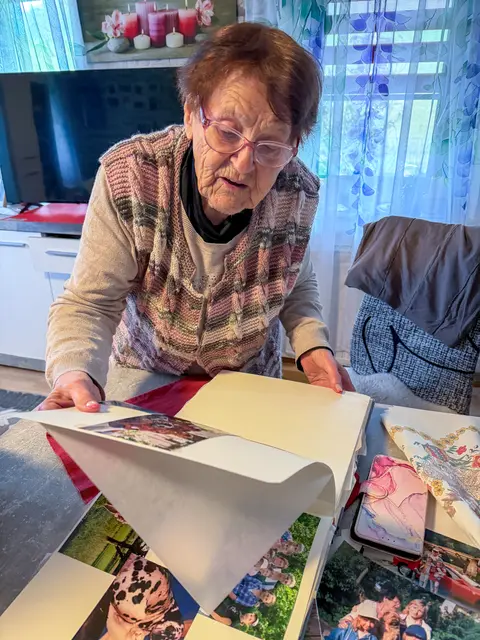 Ernestine Doppler beim Durchblättern ihrer Fotobücher. | Foto: MeinBezirk/Doppler