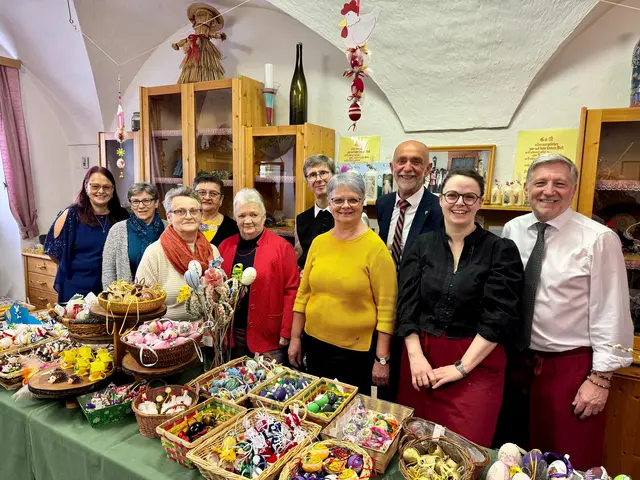 Monika Huber, Herta Kaufmann, Rosa Thaler, Elfriede Kaspar, Leiterin des AKes der Frauen Margret Weber, Pfarrer P. Bernhard Prem, Stvtr. Vorsitzende des PGR Maria Hödl, Bürgermeister Josef Schaden, Irene Thaler-Zellhofer und Vizebgm. Günther Prinz freuen sich über den gelungenen Ostermarkt in der Pfarre Schweiggers. | Foto: Marktgemeinde Schweiggers