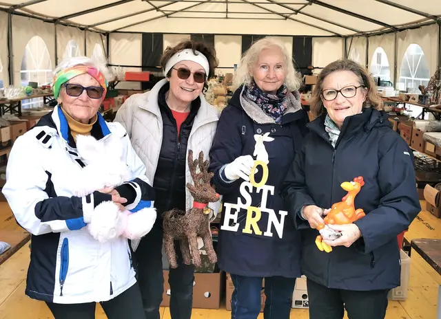 Renate Altmann (rechts) und ihr Team haben für den Flohmarkt gut Erhaltenes übersichtlich sortiert.
