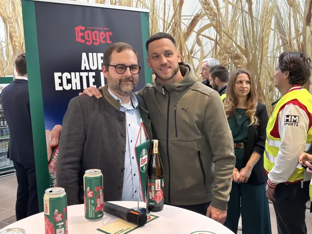 Marko Arnautovic mit dem Bierbraumeister. | Foto: Tanja Handlfinger